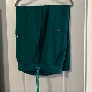 Figs yola skinny scrub pants Hunter green size small tall- only worn a few times